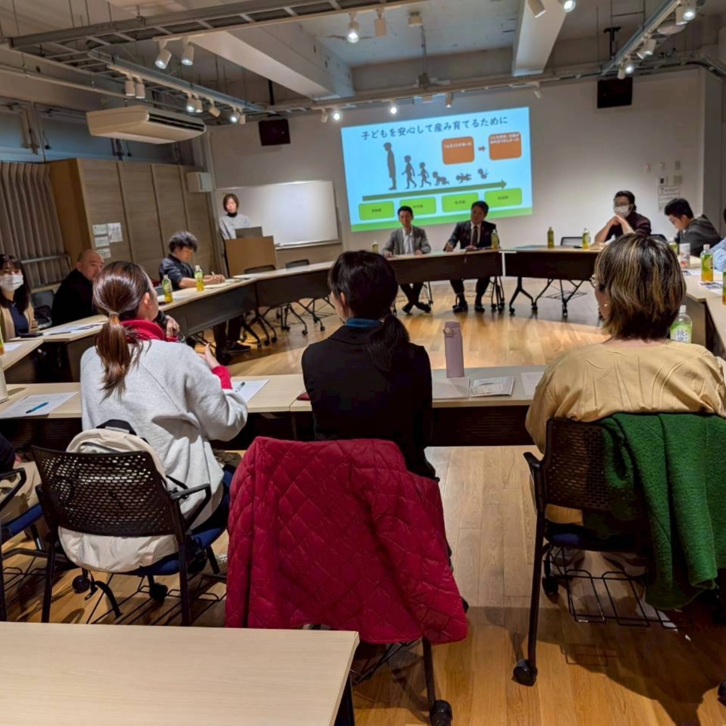 1人以上、勉強している人、テキストの画像のようです